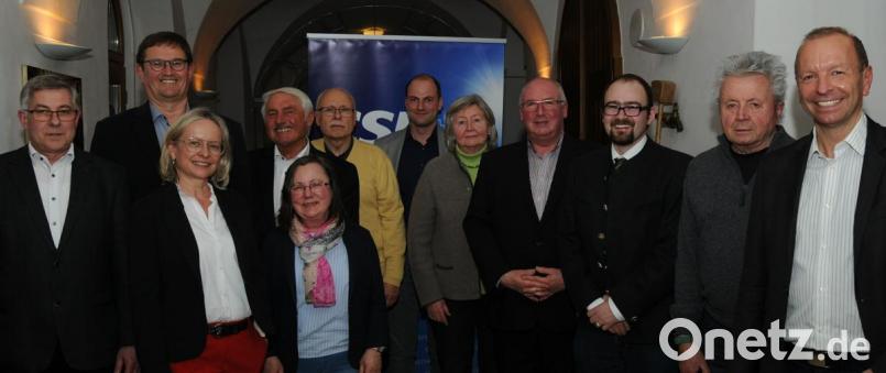 Der neue Vorstand des CSU-Ortsverbandes Amberg Stadt-Mitte (von rechts): Vorsitzender Thomas Bärthlein, Gerd Regner, Maximilian Großer, Michael Koller, Toni Heberer, Leonhard Lieret, Lutz-Dieter Schubert, Hedwig Gerl, Richard Glombitza, Michaela Frauendorfer, Rupert Natter sowie der CSU-Fraktionsvorsitzende Dieter Mußemann. Bild: gf
