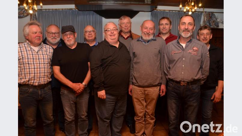 Georg Lindner (Zweiter von rechts) bleibt Vorsitzender der Bootsfreunde Vohenstrauß. Am Samstag, 4. Mai, lassen die Vereinsmitglieder beim "Auswintern" ihre Boote in die Donau. Bild: dob