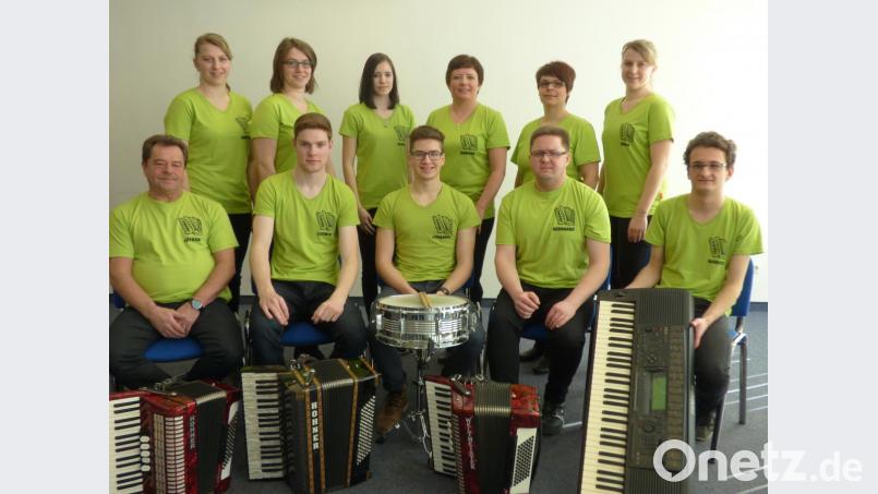 Das Akkordeonorchester der Musikschule unter Leitung von Jürgen Eckert (links, sitzend) serviert für die Renovierung in der Klosterkirche St. Felix flotte Melodien. Bild: kwl