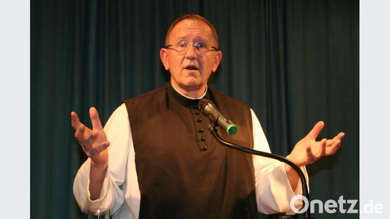 Sehr ernst, aber auch mit viel Charme und Witz vertrat Professor Karl Wallner seine „sieben Regeln“, die das Leben bestimmen sollten. Lohn dafür war ein langanhaltender Applaus der zahlreichen Besucher. Bild: fpoz