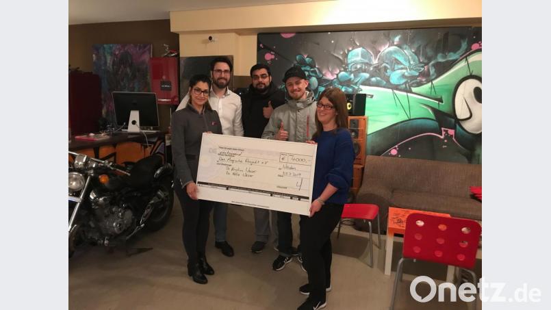 Kristina und Felix Weiser (von links) spenden an den Verein "Magisches Projekt" mit Vorsitzender Julia Zimmermann (rechts). Bild: exb/Weiser