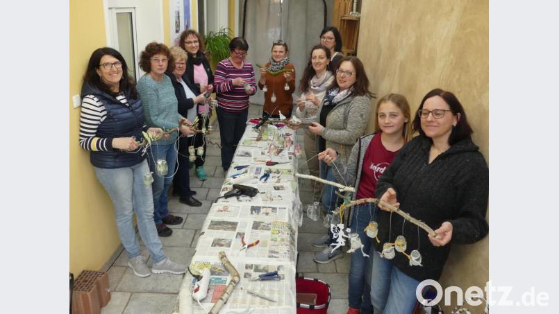 Diana Kleber (hinten, Mitte) ruft die Teilnehmerinnen am Bastelangebot des Obst- und Gartenbauvereins zum fantasievollen Gestalten auf. Bild: rn