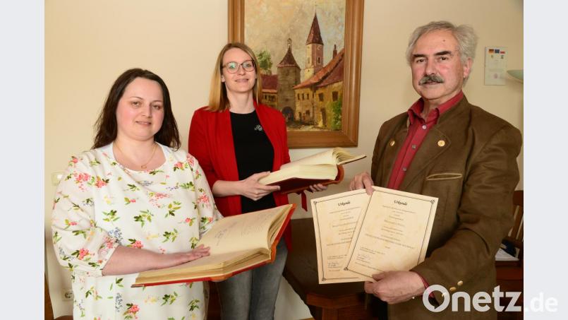 Michaela Stoll und Martina Schimetscheck (von links) sind die neuen Standesbeamtinnen im Markt Luhe-Wildenau. Bürgermeister Karl-Heinz Preißer überreichte in seinem Zimmer, auch Trauungszimmer, die Bestellungsurkunden. Bild: bey
