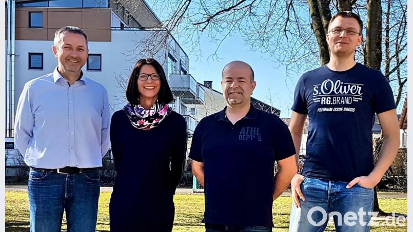 Innovative und kreative Premiere an der Werner-Porsch-Schule: Konrektor Christian Hanauer, Marion Vogel, Silvio Schömann und Philipp Wisnewski (von links) zeigen Schülern, wie modern und attraktiv die Mittelschule ist und wie sie qualifizierte Nachwuchsressourcen heranbildet. Bild: hai