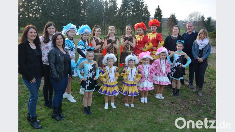 Auf Neuzugänge in den Garden freuen sich (von links) Regina Grillmeier, Julia Schaumberger und die neue Garden-Leiterin Corina Graser sowie (von rechts) Michaela Teubner, TuS-Präsident Anton Bauernfeind und Sandra Panitzek. Bild: jr