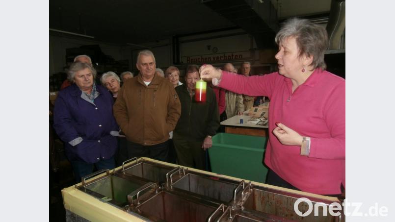 Ein Erlebnis für die Kemnather Senioren ist die Führung in der Kerzenfabrik in Waldmünchen. Bild: jzk