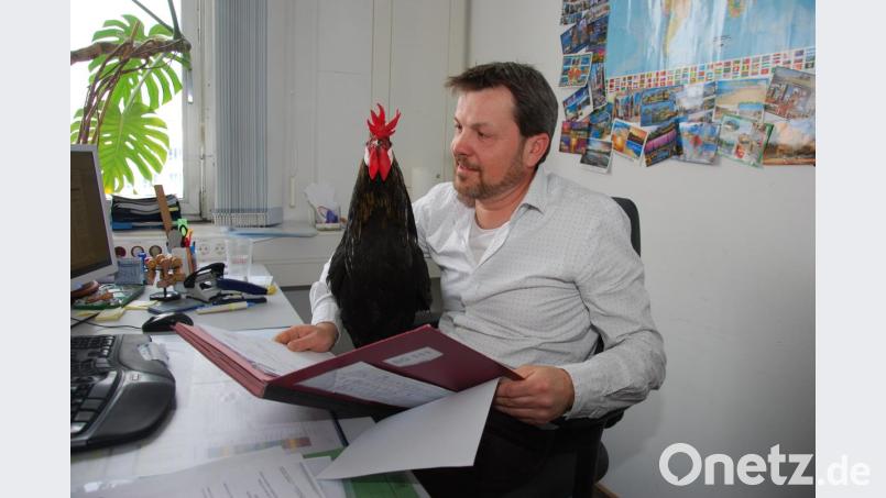 Jürgen Drosten mit Schoß-Gockl Maxl. Bild: BLKA Bild: BLKA