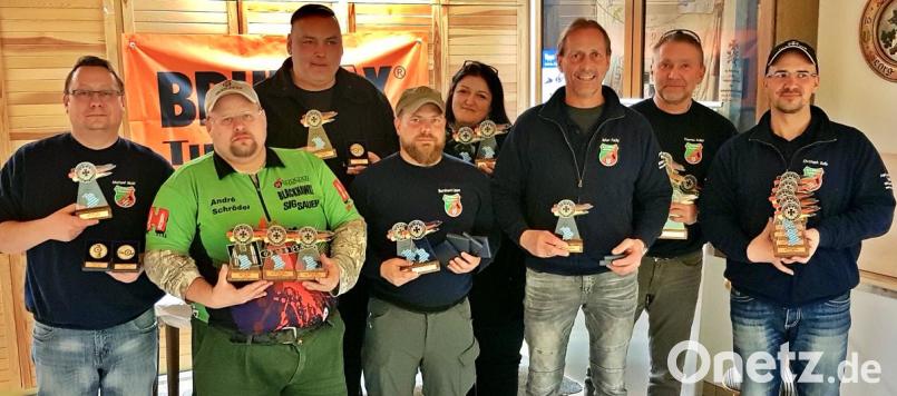 Sie sind erfolgreiche Schützen (von links): Michael Nickl, André Schröder, Andreas Balser, Bernhard Lippe, Anita Hofrichter, Stefan Fuchs, Thomas Koller und Christoph Galla. Bild: R. Kreuzer