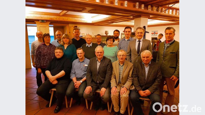 Wahlen beim CSU-Ortsverband Friedenfels: Vorsitzenden Gottfried Härtl (vorne Mitte) unterstützen ein neuer Stellvertreter und junge Mitglieder aus der Jungen Union. Stellvertretender Kreisvorsitzender Roland Grillmeier (hinten, Zweiter von rechts) gratulierte dem neuen Vorstandsteam. Bild: bsc