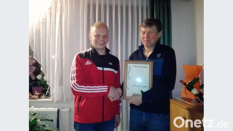 FC-Vorsitzender Alois Gillitzer (links) überreicht die Ernennungsurkunde an das neue Ehrenmitglied Horst Fleischmann. Bild: nia