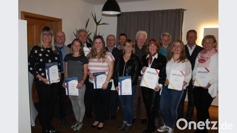 Bei der TG-Mitgliederehrung: Kerstin Burkhard, Wolfgang Rahm, Julia Völkl, Peter Gold, Julia Ritter, Wilhelm Hußlein, Markus Friedl, Margit Friedl, Herbert Ebert, Martina Wallerer, Günther Eixner, Gisela Zant, Bürgermeister Franz Stahl, Gabriele Landgraf. Bild: hä