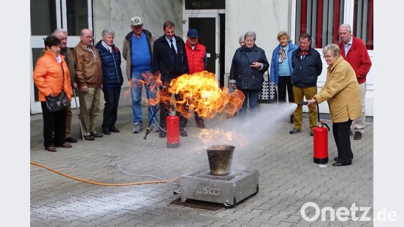 Die Vorsitzende der SPD AG 60plus, Ursula Kinner, legt Hand an und löscht mit dem Schaumfeuerlöscher den Brand im Simulator in Sekundenbruchteilen. Bild: Dobmeier