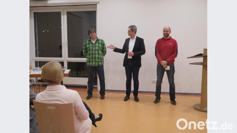 „Welche Formulierung ist besser?“, fragt Bernd D. Fichtner (Mitte) seine Zuhörer: „Ich muss morgen wegfahren“ von Christian Lukas (links) oder „Ich fahre morgen weg“ von Christian Beck (rechts). Bild: jzk