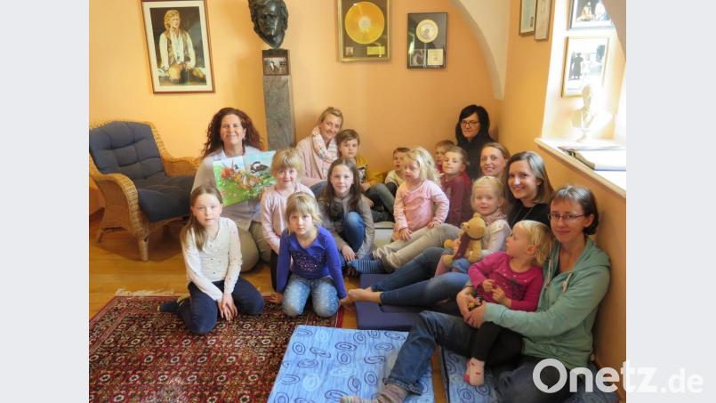 Nicht nur den Kindern, sondern auch den vier Muttis gefallen die drei Vorlesegeschichten von Kerstin Graf (hinten links). Bild: jzk