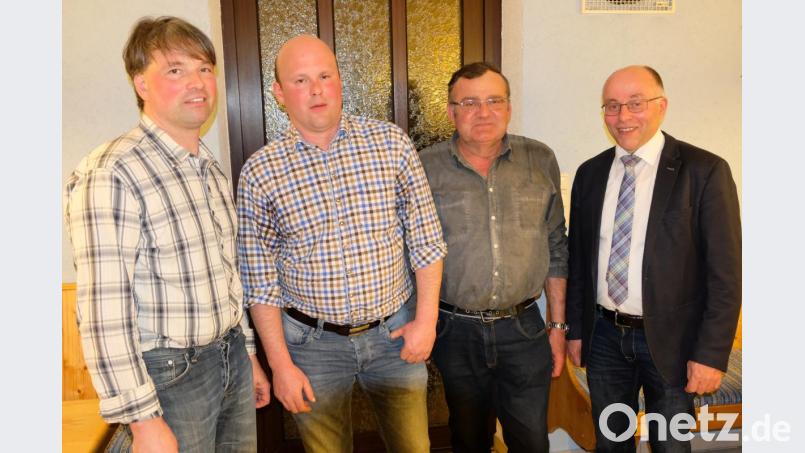 Nach intensivem Werben findet sich bei den Tremmersdorfer Jagdgenossen doch noch eine neue Vorstandsspitze. Als Nachfolger von Thomas Gmelch wählen die Mitglieder Martin Wiesend (Zweiter von links) zum neuen Jagdvorsteher, neuer Stellvertreter ist Rudolf Henfling (rechts daneben). Peter Hösl (links) bleibt in Personalunion Schriftführer und Schatzmeister. Als Erster gratuliert Wahlleiter Bürgermeister Albert Nickl (rechts). Bild: do
