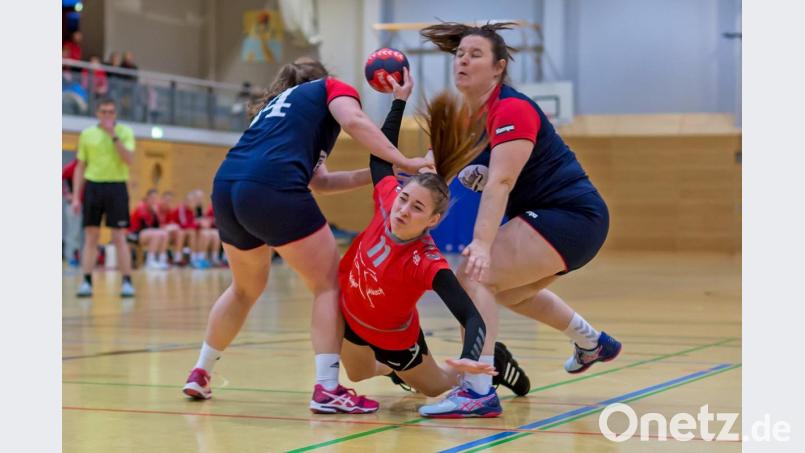 Die Oberviechtacher Damen (hier Yvonne Eckl im Spiel gegen den FC Neunburg vorm Wald) wollen gegen Altdorf einen erfolgreichen Abschluss vor heimischem Publikum hinlegen. Bild: Günter Uschold (gud)