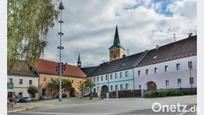 Der neue Maibaum steht in Kürze auf dem südlichen Marktplatz. Ein verändertes Gewand soll den Bezug zur Grenzgemeinde wesentlich stärker herausstellen. Bild: fjo