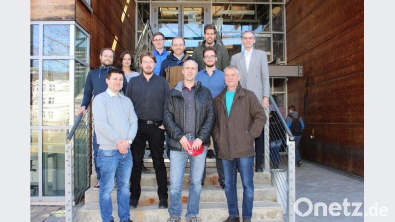 Das Forscherteam des grenzüberschreitenden Energieprojekts UMTRIS traf sich auf Einladung von Prof. Dr. Peter Kurzweil (2. Reihe, rechts außen) zu einer Projektbesprechung an der OTH in Amberg. Bild: Markus Meinke, Bezirk Oberpfalz
