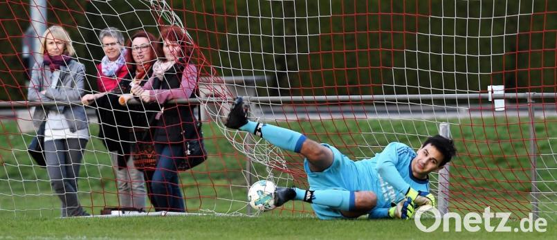 Pfreimds Keeper Dominik Aurich hatte beim Elfmeter von Fabian Eckert keine Abwehrchance. Die SpVgg unterlag am Mittwoch im Nachholspiel dem VfB Bach daheim mit 3:4. Bild: btg
