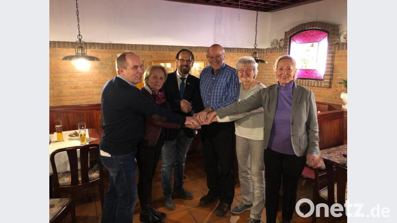 Wahlen beim Bridgeclub Fichtelgebirge: Im Bild von links Karl Thumser Margaretha Kainz, Reinhard Stegert, Albert Kaltenthaler, Gabriele Raab, Christel Trötschel. Bild: exb