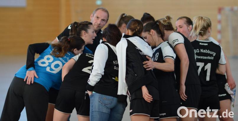 Trainer Karl Söllner motiviert seine Mädels im Kampf um den Meistertitel in der BOL. Dazu muss die HSG Nabburg/Schwarzenfeld am Samstag das Nachbarduell bei der SG Naabtal für sich entscheiden. Bild: ham