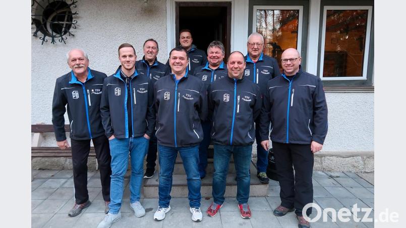 Riesenfreude bei den Eisstockschützen des TSV Friedenfels: Mit dem Aufstieg von drei Mannschaften in Bayernliga, Bezirksoberliga und Bezirksliga gelang der erfolgreichen Sparte der größte Erfolg in der Vereinsgeschichte. Spartenleiter Martin Streim (links) beglückwünschte seine Vereinskameraden Andreas Streim, Thomas Beer, Andreas Höfler und Reinhold Beyerlein (vorne von links) sowie Walter Trottmann, Manuel Streim, Martin Bischof und Heinz Störtzer (hinten von links). Bild: bsc