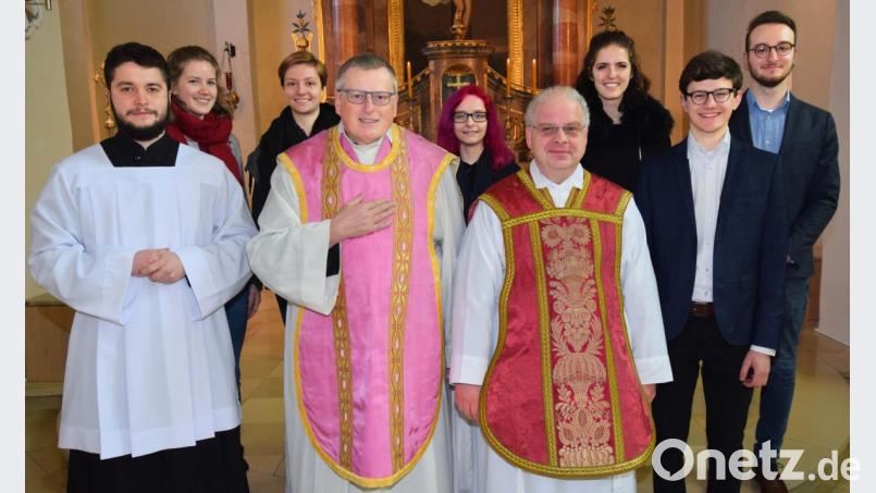 Den Sonntagsgottesdienst zum Abschluss des geistlichen Wochenendes gestalteten Direktor Martin Leitner (vorne Mitte), Pfarrer Markus Priwratzky (vorne rechts), Priesteramtskandidat Oleh Klofa (vorne links) und Solisten der Berufsfachschule für Musik in Sulzbach-Rosenberg. Bild: no