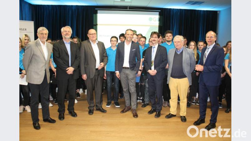 Die Vorsitzenden des Fördervereins und die ehemaligen Schulleiter des Ortenburg-Gymnasiums mit dem Schulchor im Hintergrund. Das Bild zeigt (Von links) Karlheinz Foißner, Stefan Beer, Joachim Leisgang, Manfred Klug, Günter Jehl, Hans Wurm und den jetzigen Schulleiter Ludwig Pfeiffer. Bild: lg