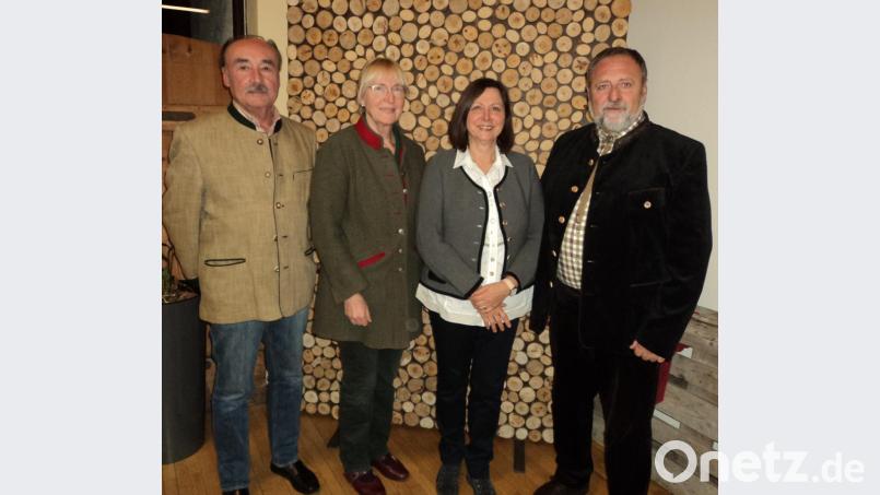 Die neugewählte Vorstandschaft leitet die Hegegemeinschaft die nächsten fünf Jahre (von links): Max Rassmann, Ursula Nückel, Monka Neudecker mit Uwe Deeg. Bild: ksi