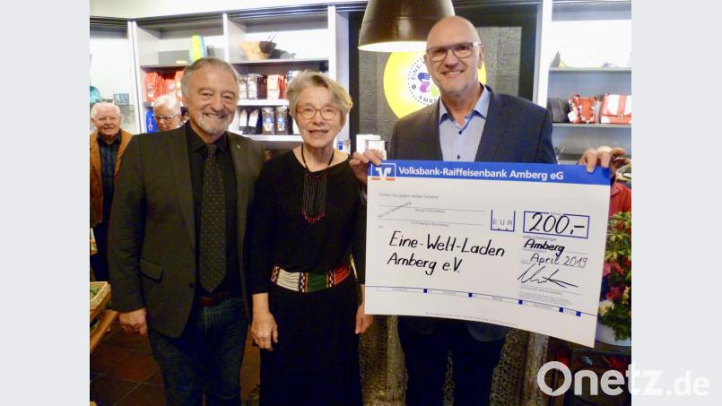 Franz Wittmann (rechts) gratulierte mit einer Spende, über die sich der Vorsitzende des Eine-Welt-Ladens e.V., Helmut Kollhoff (links) und Cornelia Siebenbürger, der Motor des neuen Ladens, sehr freuten. Bild: usc