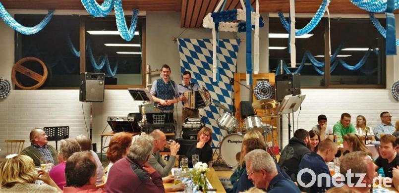 Beim Starkbierfest der Kohlberger Feuerwehr trafen die „Hamberg&#039;er Buam“ aus der Nähe von Hemau mit ihren Gstanzln den Geschmack der etwa 200 Gäste in der Schulturnhalle. Bild: jml