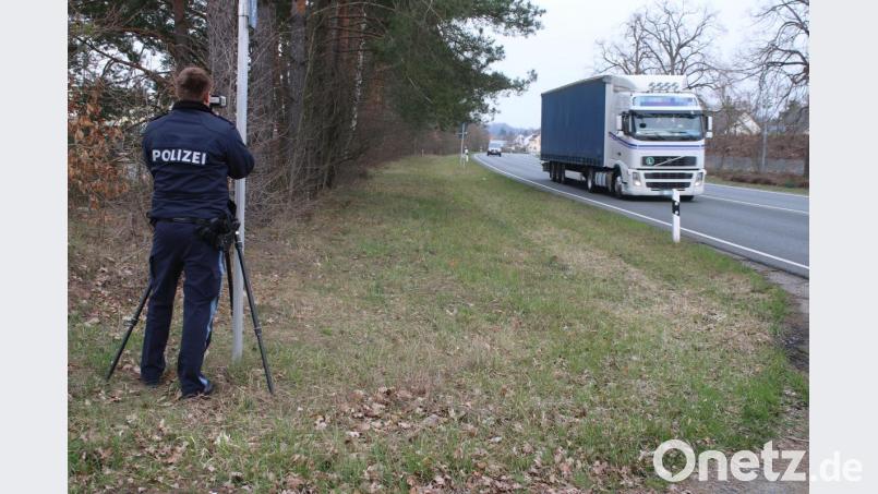 Polizeiobermeister Lucas Rauch von der Polizeiinspektion Eschenbach führt eine Lasermessung stadtauswärts von Grafenwöhr durch. Bild: sne
