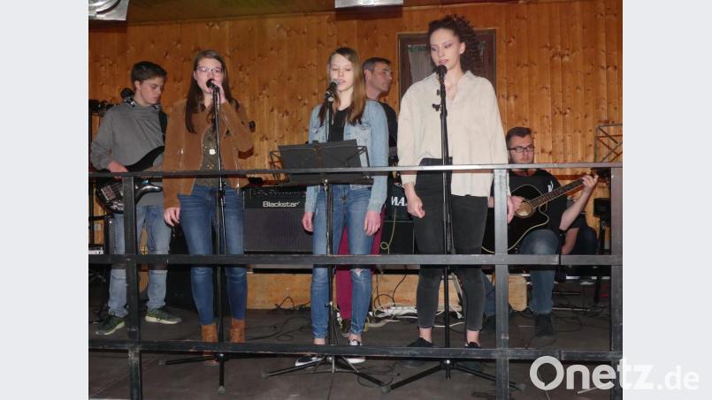 Zum Teil als Solistinnen gestalten Sängerinnen der Musikschule ihren Beitrag. Bild: rn
