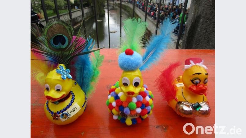 Ob mit Federboa, Knubbel-Kleid oder Riesen-BH: Die Jugendhilfestation St. Martin bietet Kindern, die ihre Badeenten für das beliebte Rennen am 28. April in Amberg noch verschönern und dekorieren wollen, ihre Unterstützung an. Bild: exb