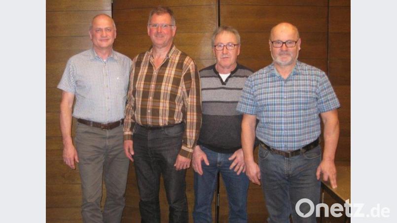 Walter Schauer (links) wurden bei den Neuwahlen des Fördervereins Dorfgemeinschaftshaus als Vorsitzender bestätigt. Ihm zur Seite steht ein erfahrenes Führungsteam. Bild: bej