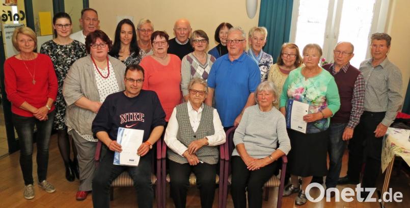 Der VdK Weiden Süd mit Vorsitzendem Harald Allgeier (Dritter von links) ehrt seine treuen Mitglieder. Die VdK-Kreisgeschäftsführerin Sarah Kellner (Zweite von links) stellt sich im Ortsverband vor. Bild: Dobmeier