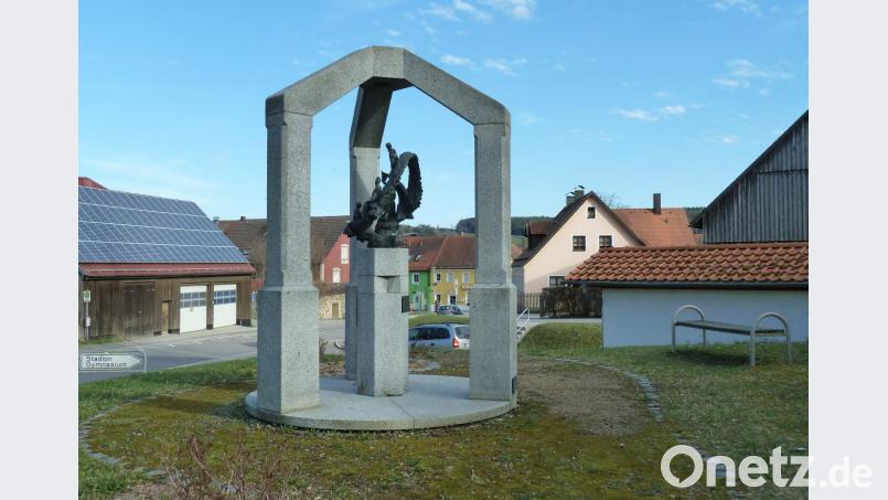 Das Knellinger-Denkmal an der Teunzer Straße/Abzweigung Wolfgrubenweg wurde im Jahr 1999 auf Initiative des Heimatkundlichen Arbeitskreises errichtet. Neben den Sitzbänken erfreuen im Sommer die Rosenbeete. Bild: Portner