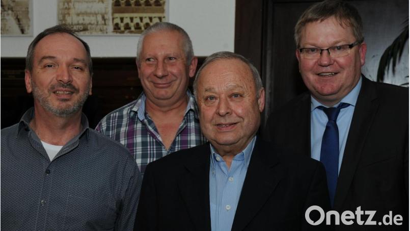 Ehrungen stehen bei der Eisberg-CSU auf der Tagesordnung (von links): Klaus Etzold (für 20 Jahre), Kurt Bauer (20) und Gerhard Hollederer (40). Oberbürgermeister Michael Cerny (rechts) gratuliert. Bild: gf