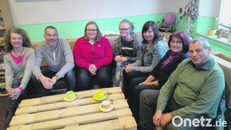 Über die Entwicklung im JUgendzentrum freuen sich (von links) Grünen-Ortsvorsitzende und Stadträtin Yvonne Rösel, Klaus Rösel, Leiterin Cornelia Aschenbach, Elias Wolf, Stadträtin Gaby Mutzbauer, Waltraud Gnahn und Stadtrat Karl-Heinz Herbst, hier beim Probesitzen auf den von Jugendlichen gebauten Palettenmöbeln. Bild: exb