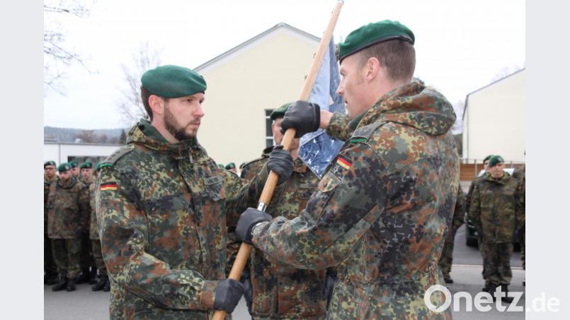 Bataillonskommandeur Andreas Bleek (rechts) übergibt den Wimpel der vierten Kompanie an den neuen Chef, Hauptmann Daniel Walter. Bild: frd