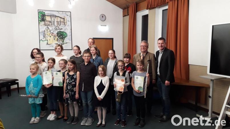 Die Kreismusikschule Tirschenreuth veranstaltete ein öffentliches Schülervorspiel im Wiesauer Rathaus. Kreismusikschulleiter Tobias Böhm (von rechts) übergab mit Bürgermeister Toni Dutz die Urkunden. Bild: exb