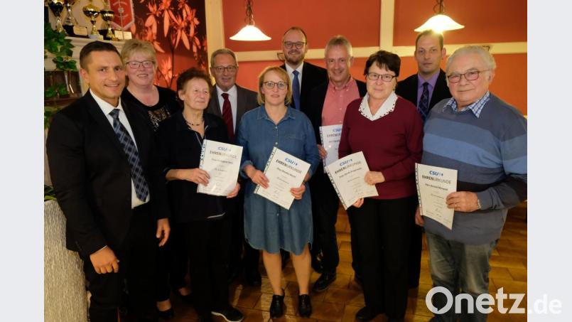 In der Jahreshauptversammlung ehrten CSU-Ortsvorsitzende Sabine Schultes und Kreisvorsitzender Landrat Andreas Meier langjährige CSU-Mitglieder. Bild: do