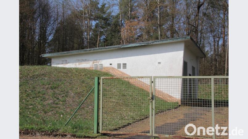 Der Hochbehälter in Pertolzhofen ist innen und außen stark sanierungsbedürftig. Für die Wasserversorgung in einem Teil des Gemeindebereichs hat der Gemeinderat Maßnahmen auf den Weg gebracht. Diese werden eingehend bei einer Bürgerversammlung erläutert. Bild: frd