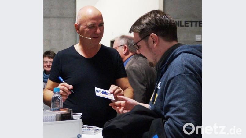 Gerne gab Wolfgang Krebs seinen Fans Autogramme im Foyer der Schwarzachtalhalle. Bild: weu