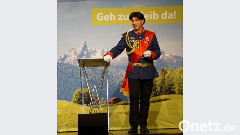 Ob König Ludwig II, Stoiber, Söder, Aiwanger oder Merkel, Wolfgang Krebs gab jeder Figur das passende Gesicht und strapazierte die Lachmuskeln der Zuschauer. Bild: weu
