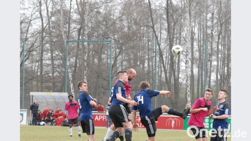 Im ersten Heimspiel nach der Winterpause reichte es für den FC Tirschenreuth gegen den TSV Kirchenlaibach nur zu einem 0:0 (Szene). Am Sonntag gastiert der ATS Kulmbach und in dieser Partie ist für die Kreisstädter im Kampf um den Klassenerhalt ein Dreier Pflicht. Bild: gb