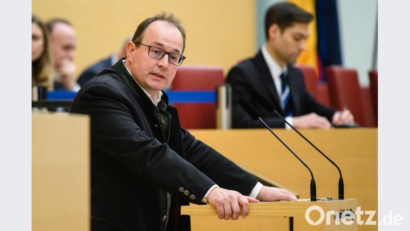 Markus Plenk spricht im Landtag. Bild: Matthias Balk, dpa