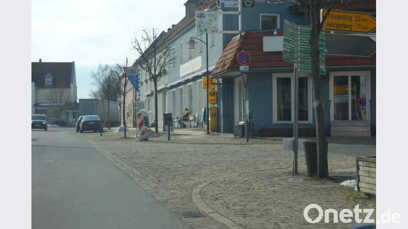 Obwohl die Metallpfosten rund ums "Haus am Eck" optisch kaum auffallen, erzeugen sie eine große Wirkung. Auch das dortige Halteverbot führte zu einer Auseinandersetzung im Marktrat. Bild: fjo