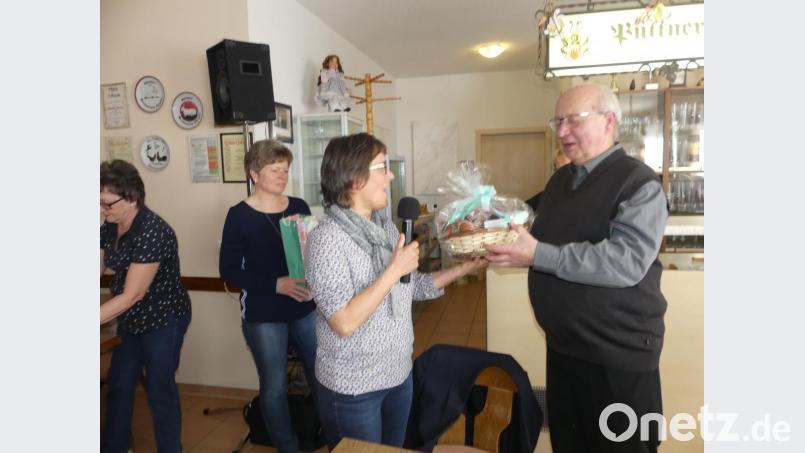 Mit einer Stärkung für den Heimweg bedankte sich Maria Förster bei Ruhestandspfarrer Helmut Süß. Bild: rn