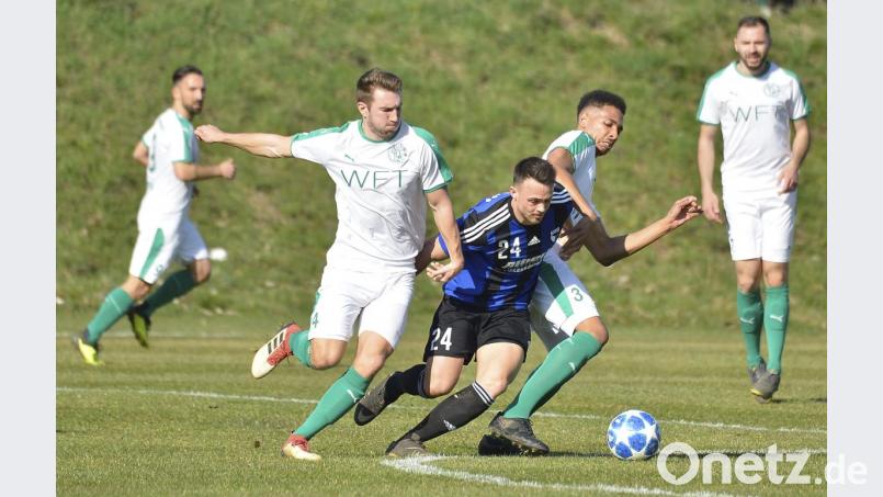 Nach zehn Spielen ohne Niederlage will Bayernliga-Spitzenreiter DJK Gebenbach (vorne links Jan Fischer, rechts Julian Ceesay) auch den TSV Großbardorf in die Zange nehmen. Bild: Ziegler